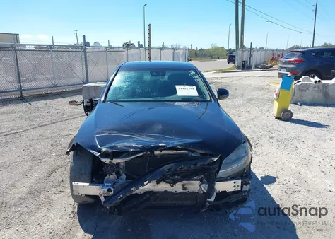 2016 Mercedes-Benz C 300 z USA, uszkodzony, nr VIN 55SWF4JB7GU168843